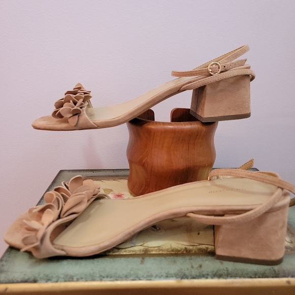 Ann Taylor Tan Suede Wrap Around Ankle Strap Sandals Size 9.5 - Picture 2 of 8